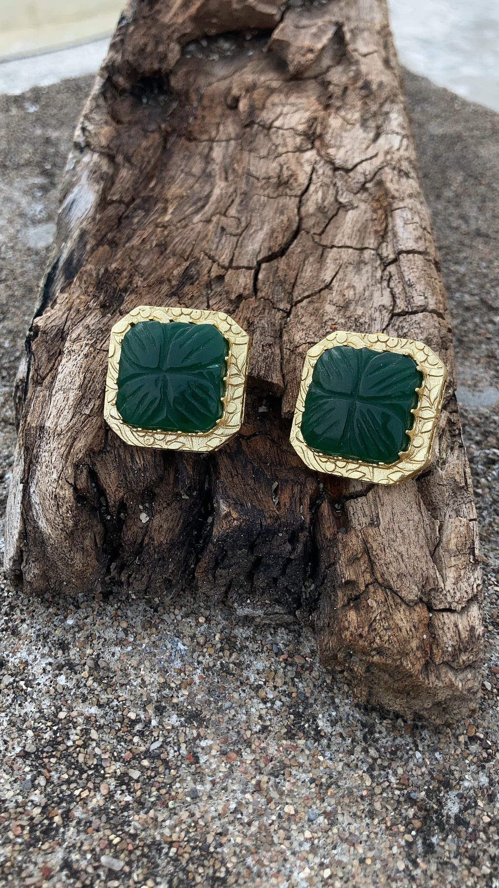 Titli studs