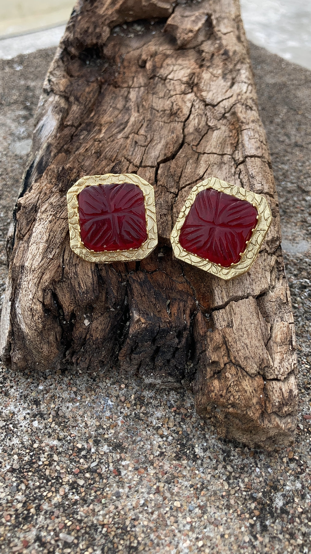 Titli studs