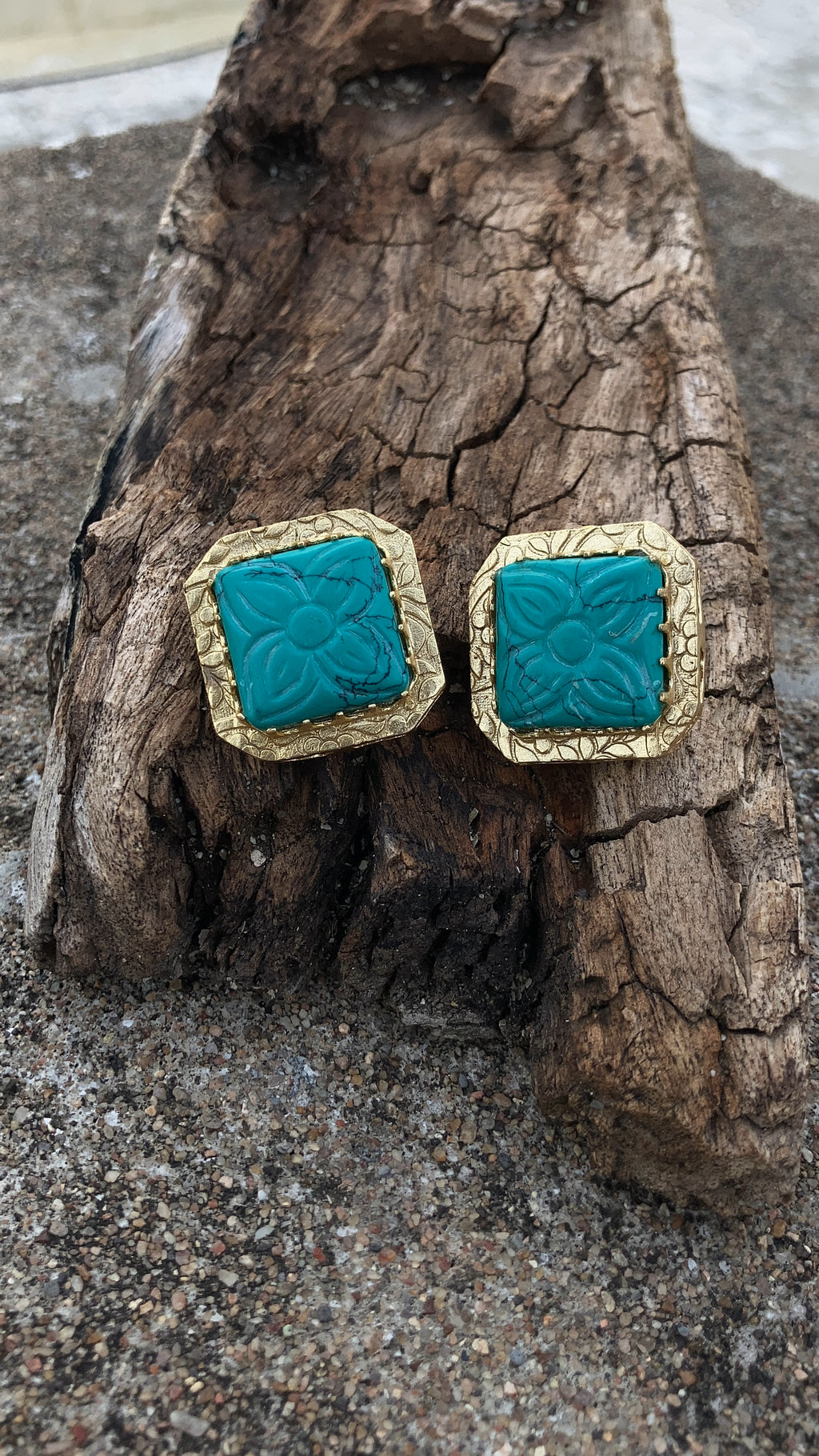 Titli studs