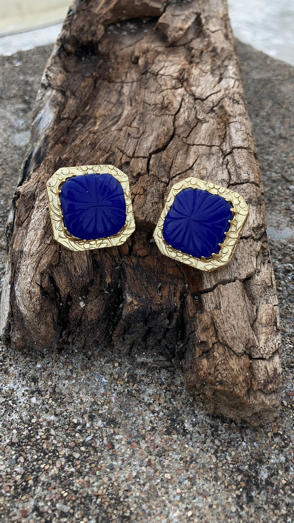 Titli studs