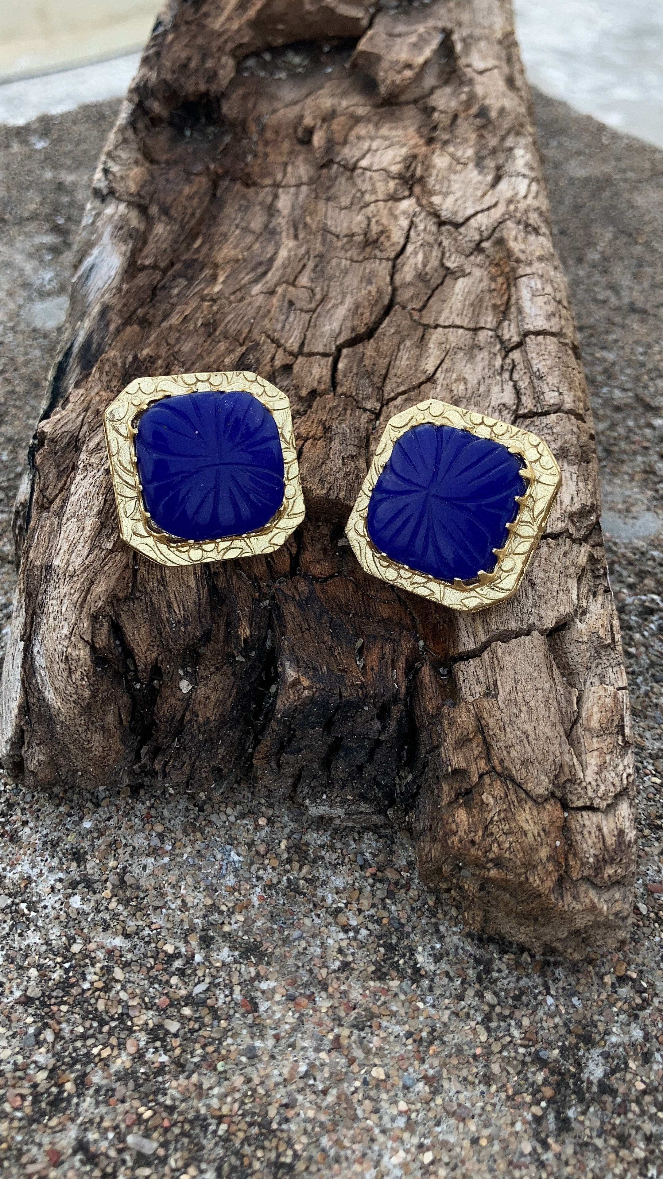 Titli studs